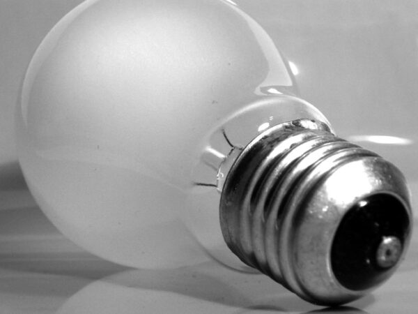 Gloeilamp: vormstudie voor communicatiecursus.