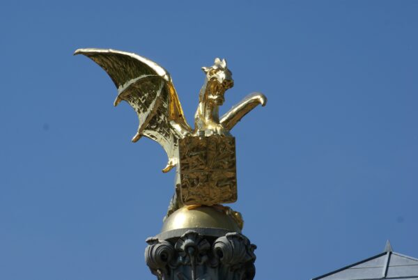 Gouden draak met schild.