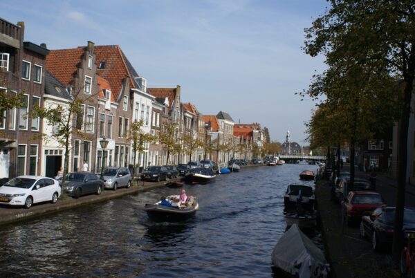 Gracht Oude Rijn met boot en grachtenpanden.