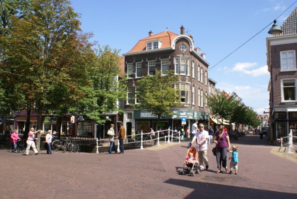 Gracht met huizen in Delft.
