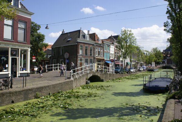 Gracht met huizen in Delft.