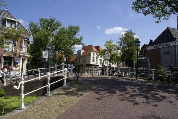 Gracht met huizen in Delft.