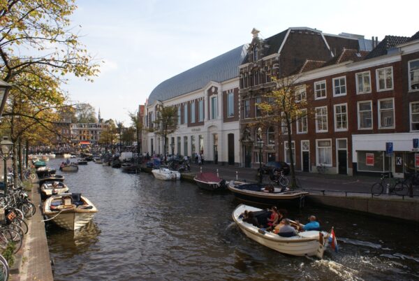 Gracht met gebouwen in Leiden.
