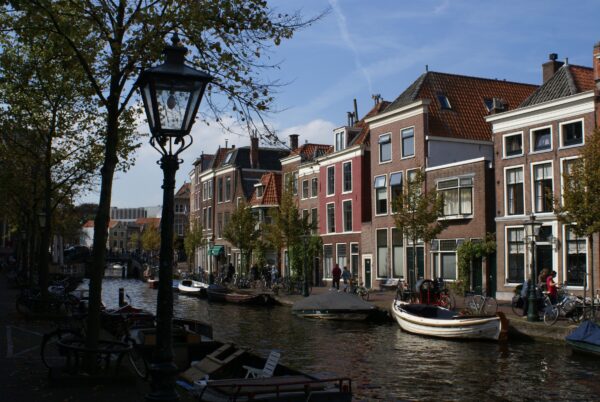 Grachtenpanden Leiden, lantaarnpaal op voorgrond.