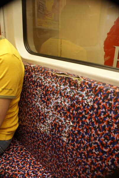 Hakenkruis in U-Bahn, onprofessionele reparatie.