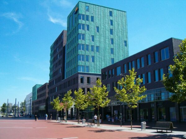 Handelsplein Amstelveen met kantoren Yakult en BAT Nederland.