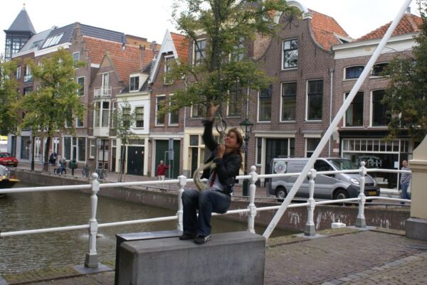 Brug met handmatig omhoog gehaalde hefbrug.
