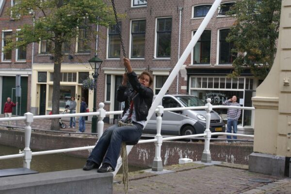 Brug met handmatige hefbrug, omhoog gesjord.