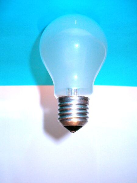 Gloeilamp op blauw transparantje, omgekeerde opstelling.