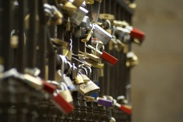 Hangsloten op Ponte Vecchio: symbolen van eeuwige liefde.