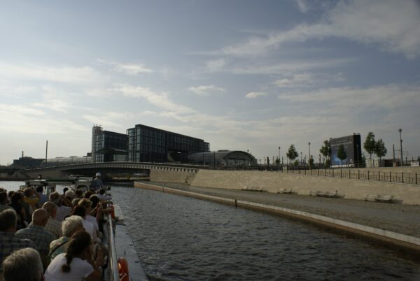 Berlijns Hauptbahnhof: modern station.
