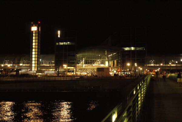 Berlijns Hauptbahnhof 's avonds.