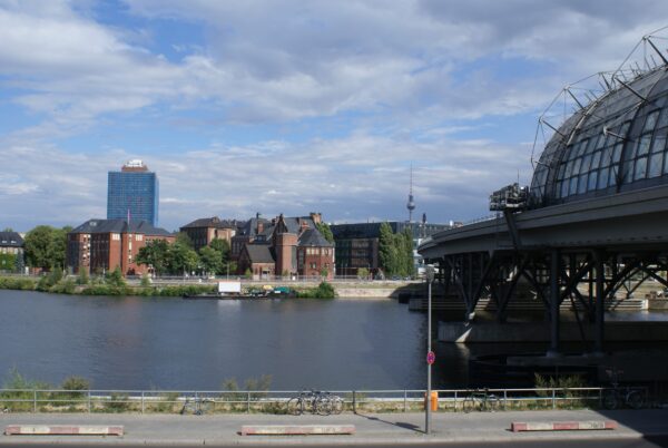 Centraal station met treinen.