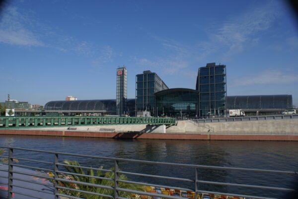 Berlijn Hauptbahnhof, modern treinstation.