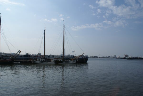 Aangemeerde bootjes bij Silodam/Van Diemenstraat.