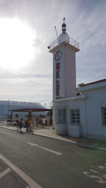 Haven van Bel&eacute;m, vissersboten en historische architectuur.
