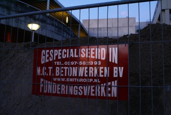 Hek met informatiebord.