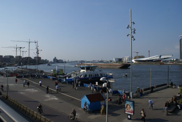 IJ en Amsterdam Centraal gezien vanaf busstation.