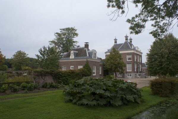 Oostermeer landhuis met tuinmuur.