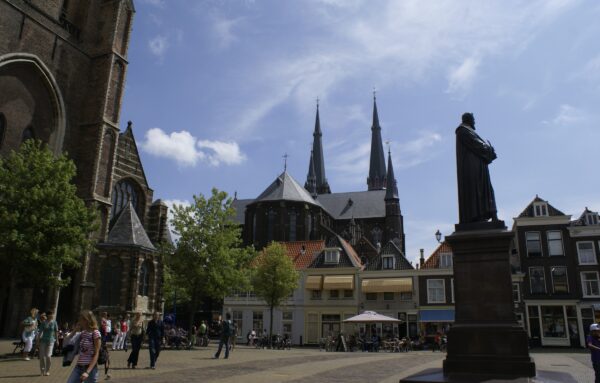 Marktplein Delft: Hugo de Groot & Nieuwe Kerk.