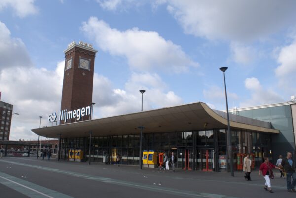 NS station Nijmegen, treinen en reizigers.