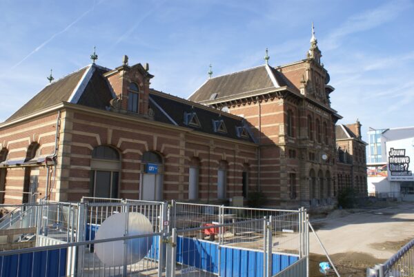 Oud en nieuw treinstation, stad in aanbouw.