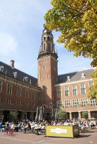 Stadhuis Leiden, zichtbaar vanaf de Nieuwe Rijn.
