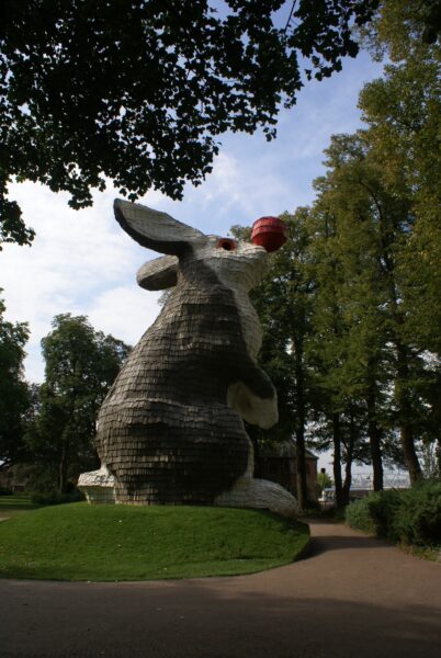 Florentijn Hofman's uitkijkkonijn op Valkhof.