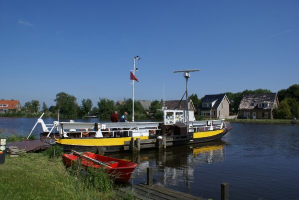 Veerpont op de Amstel bij Nessersluis.