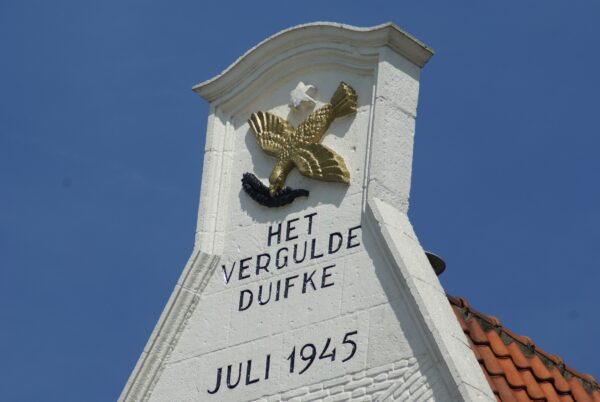 Verguld duifje, grappig geveldecoratie in Den Bosch.