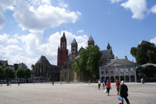Vrijthof Maastricht met Sint Janskerk en Sint Servaasbasiliek.