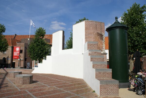 Vrouwenkerkhof Leiden, ru&iuml;ne Vrouwenkerk en Museum Boerhaave.