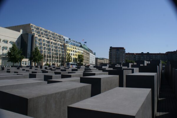 Holocaustmonument: stenen palen en betonnen platen.