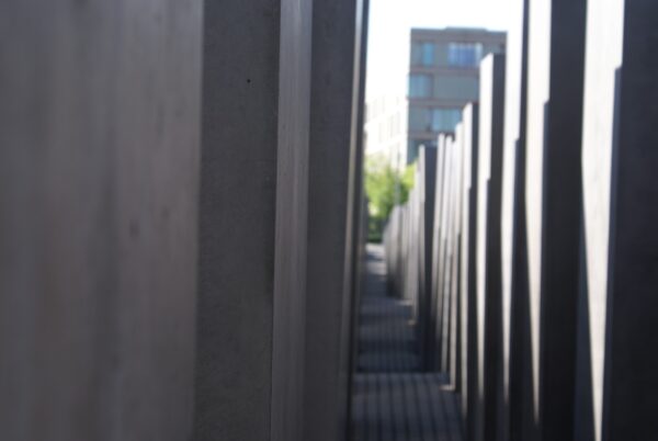 Holocaustmonument: stenen bomen en stenen.