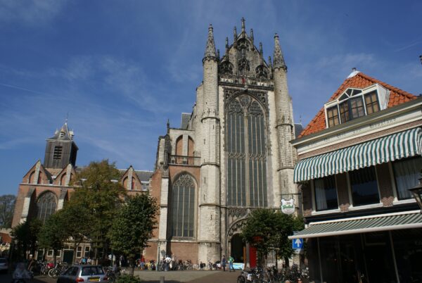 Hooglandse kerk Leiden, terras op voorgrond.