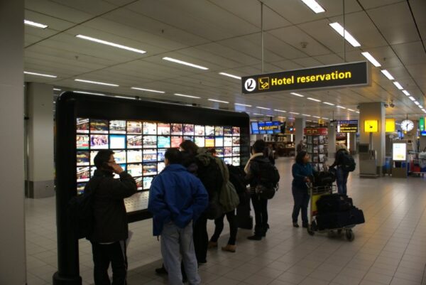 Reizigers zoeken hotel na Schiphol-chaos.