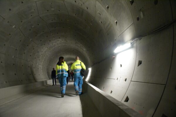 Hulpverleners in tunnel, geen nood.