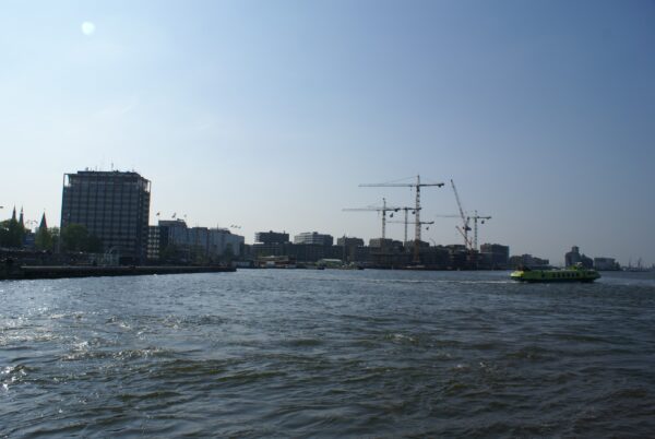 IJdok met veerpont en Fast Flying Ferry.