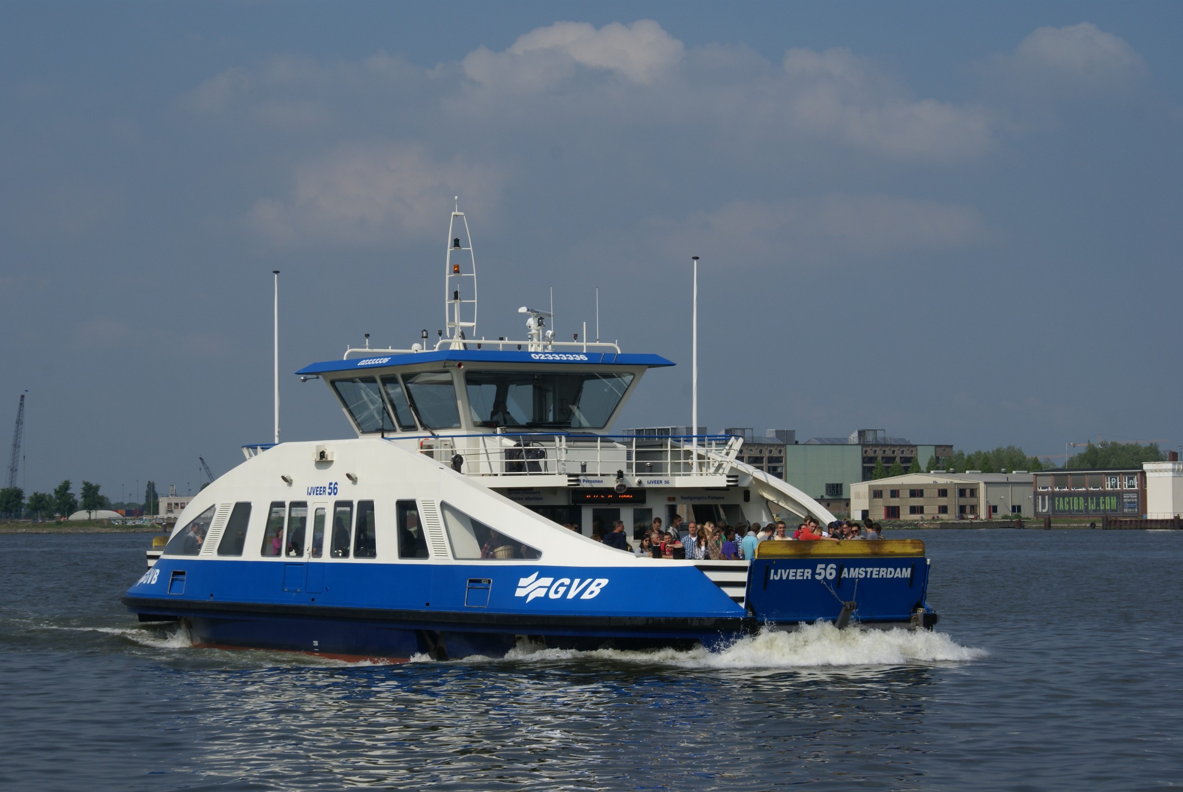 GVB-tram rijdt van NDSM naar Centraal Station.