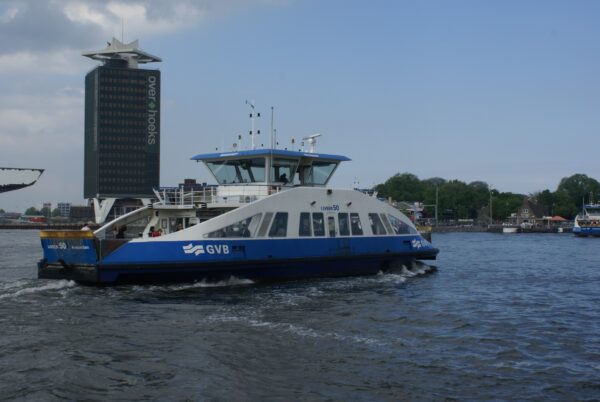 GVB-tram rijdt tussen Amsterdam CS en Noord.