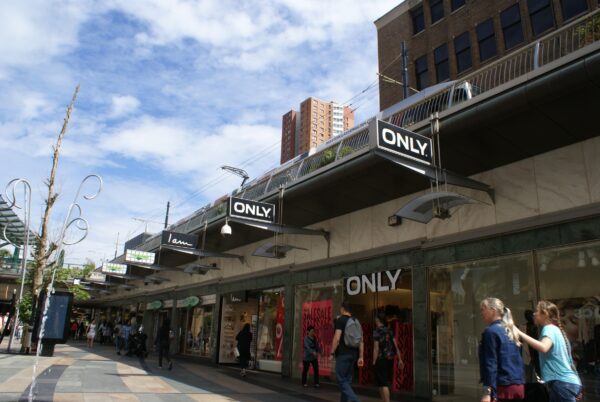 Tram boven, winkels beneden in Rotterdam.