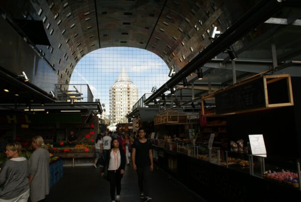 Markthal Rotterdam met zicht op de Blaaktoren.