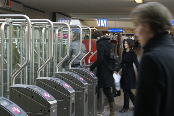 OV-chipkaart inchecken GVB Station Zuid.
