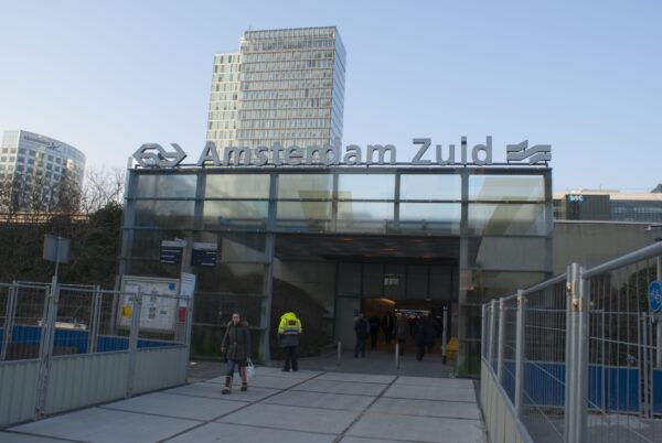Zuidelijk station Amsterdam ingang.