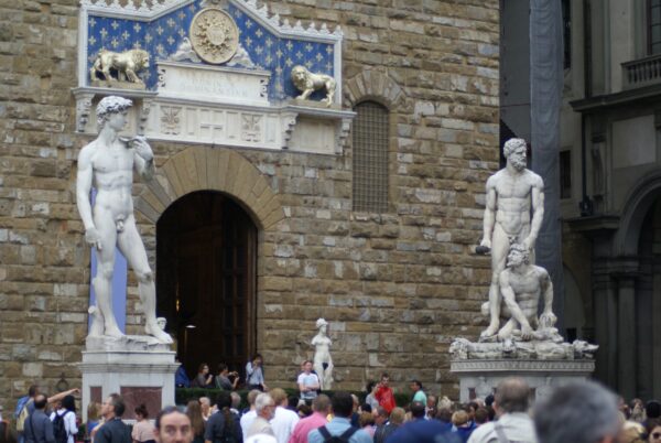 Ingang Palazzo Vecchio met Davidreplica en Hercules.