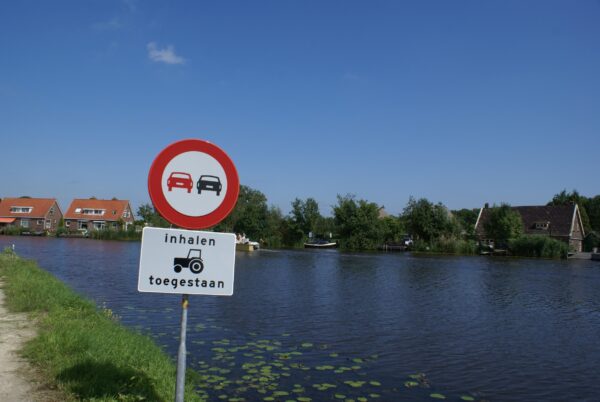Inhalen verboden, behalve tractoren. Nes aan de Amstel.