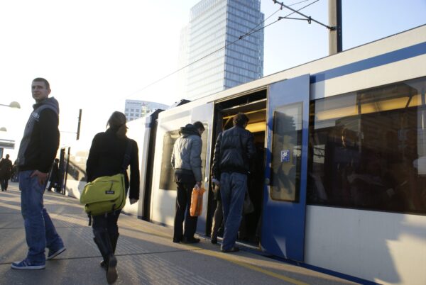 Passagiers stappen in metrolijn 51, Amsterdam Zuid.