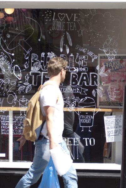 Jongeman voor caf&eacute; in Amsterdam, Pijp.