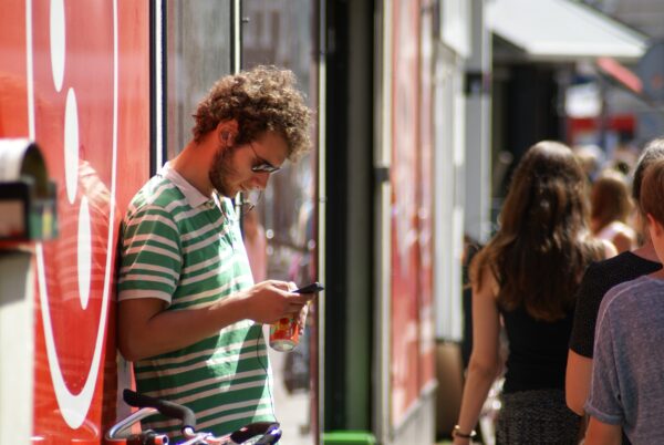 Jongeman met zonnebril, Fanta en telefoon voor Kruitvat.