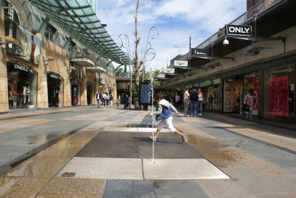 Jongetje speelt in fontein, Koopgoot Rotterdam.